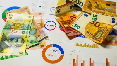 Scad dobânzile la credite, dar bugetele consumatorilor rămân tensionate